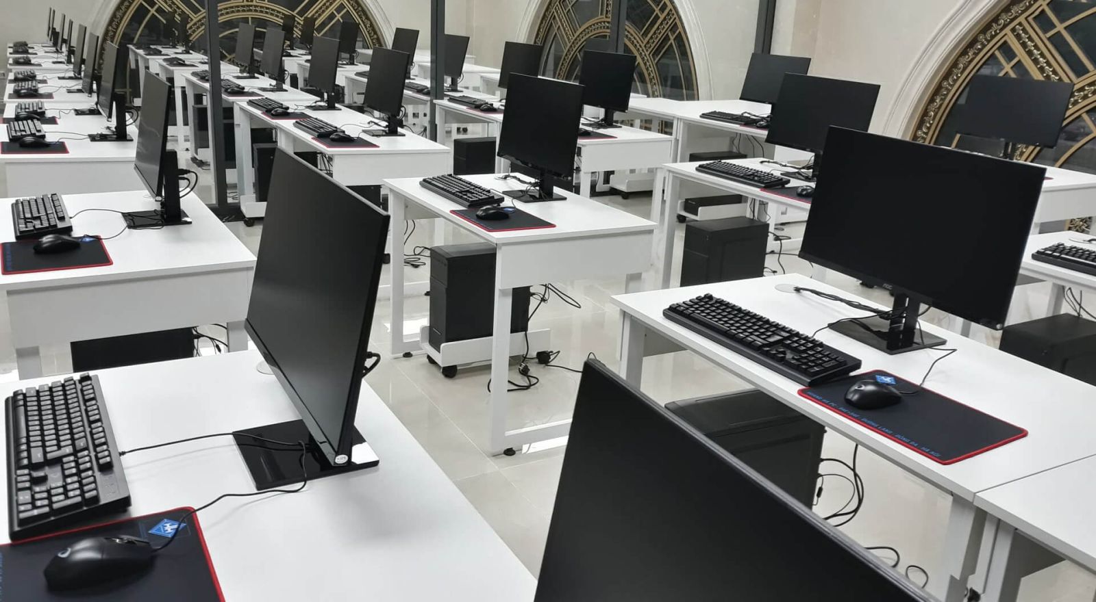 Chi phí setup 50 – 100 máy tính cho công ty: Phân tích chuyên sâu và cách tối ưu ngân sách hiệu quả