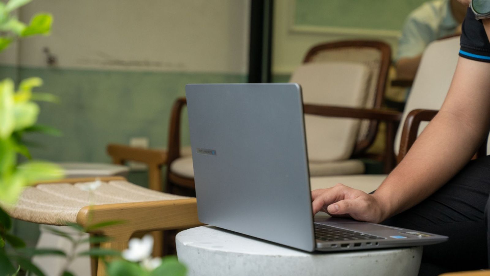 Top laptop văn phòng mỏng nhẹ đáng mua nhất 2026: Tư vấn chọn mua chi tiết từ A–Z
