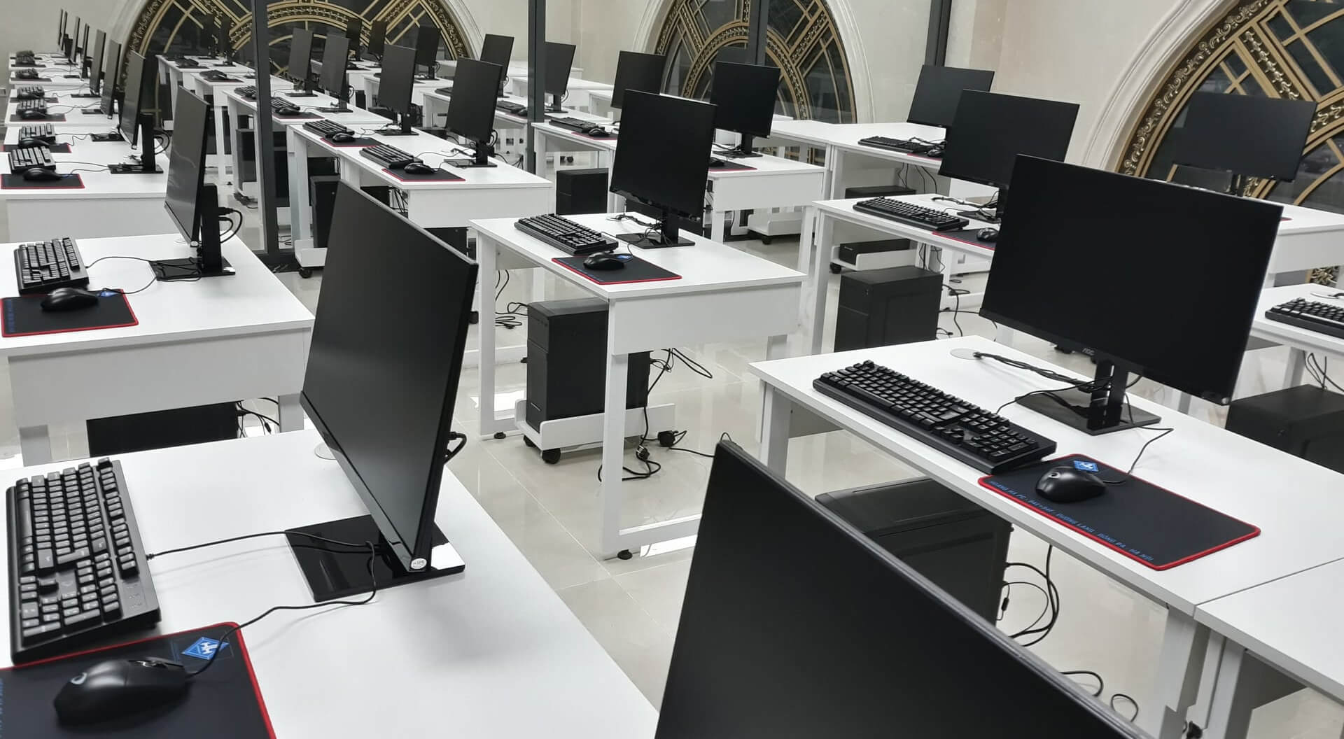 Chi phí setup 50 – 100 máy tính cho công ty: Phân tích chuyên sâu và cách tối ưu ngân sách hiệu quả